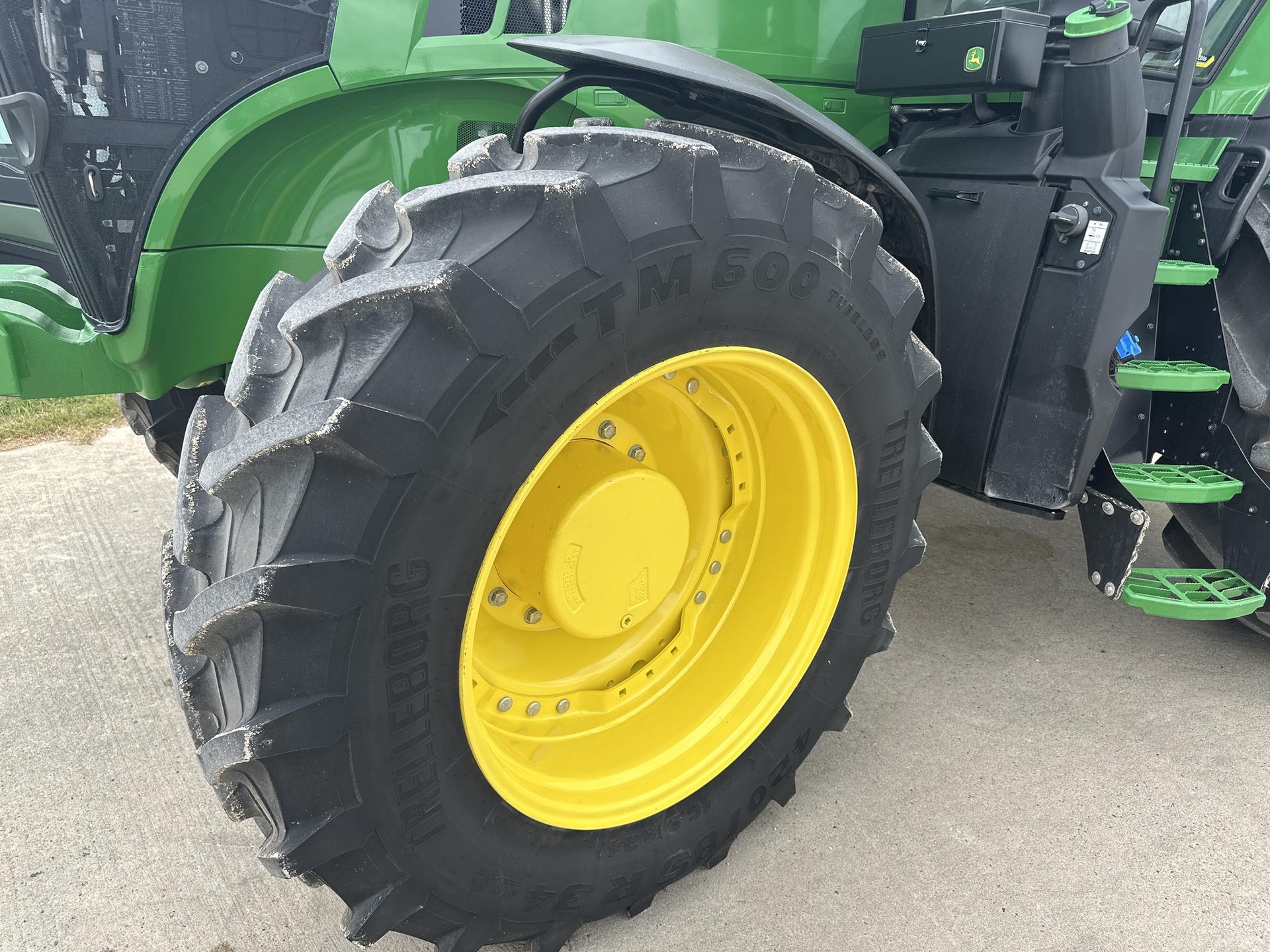 2023 John Deere 7R 230 Image