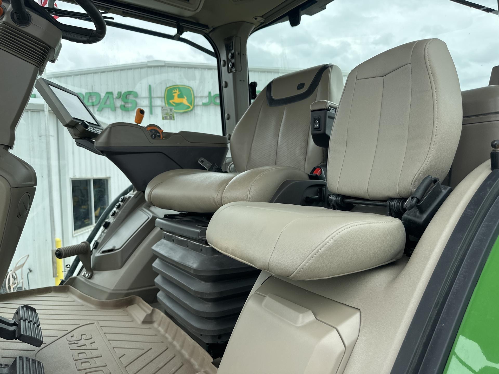 2023 John Deere 7R 230 Image