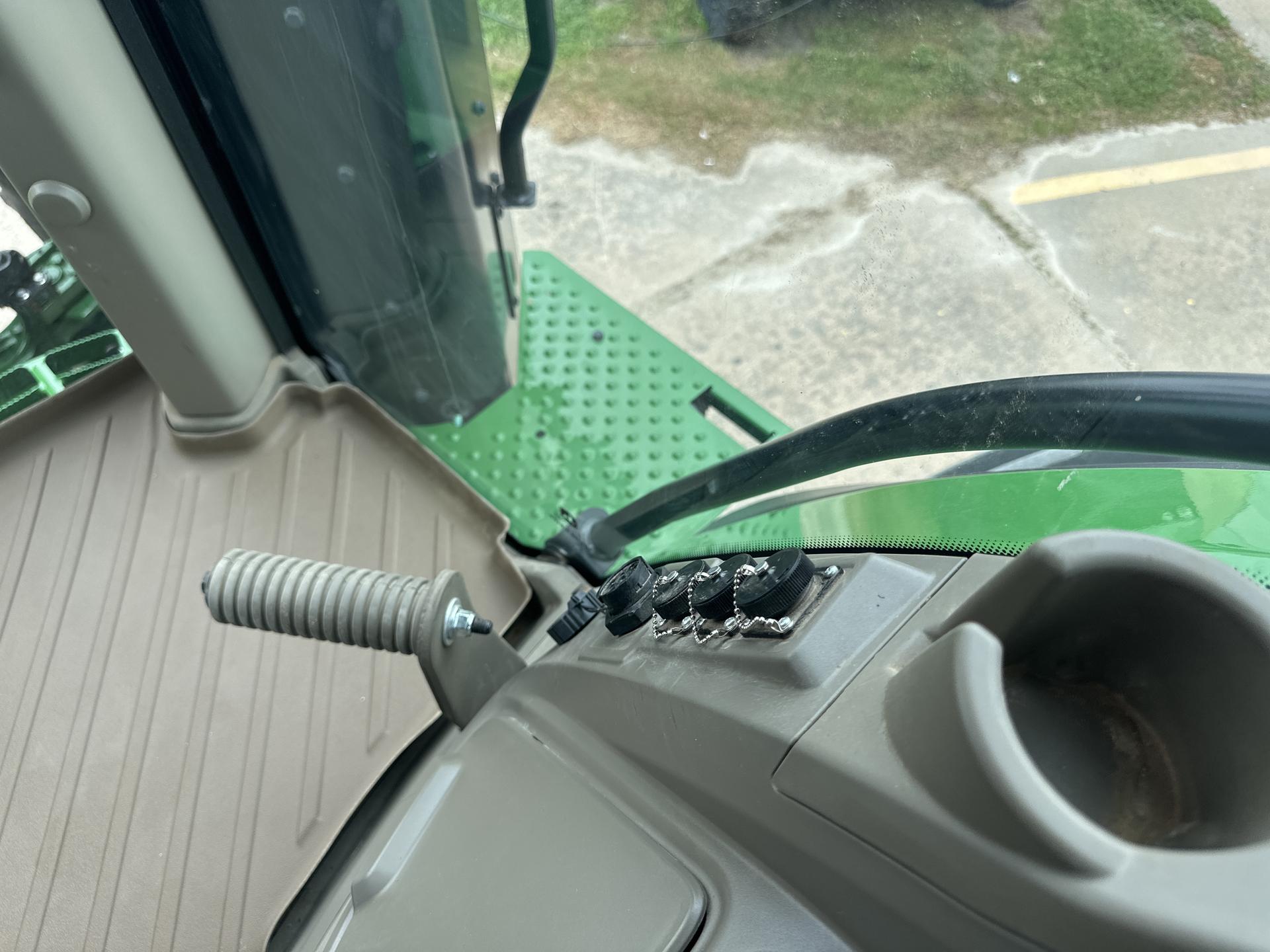 2023 John Deere 7R 230 Image