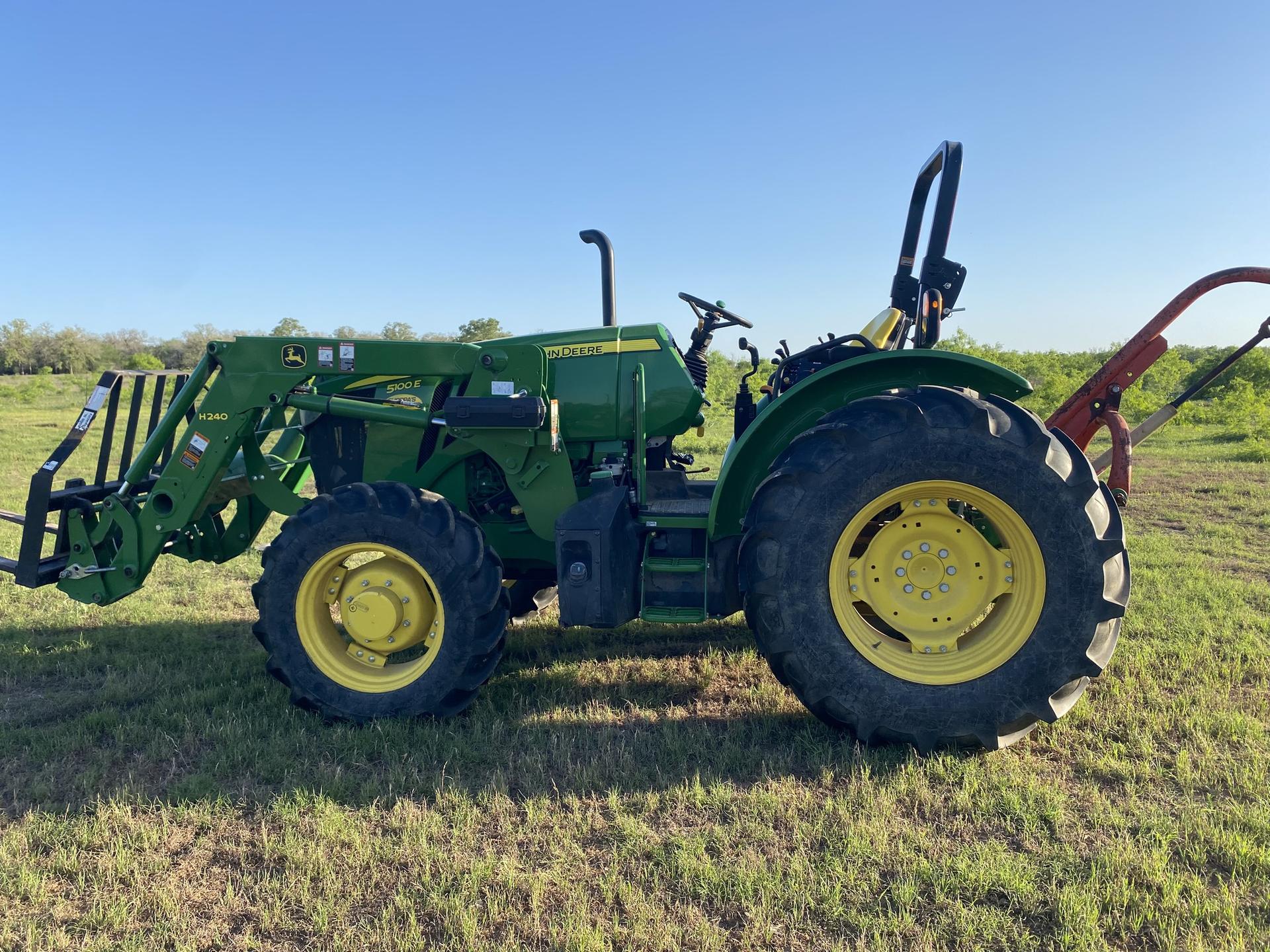 2017 John Deere 5100E Image