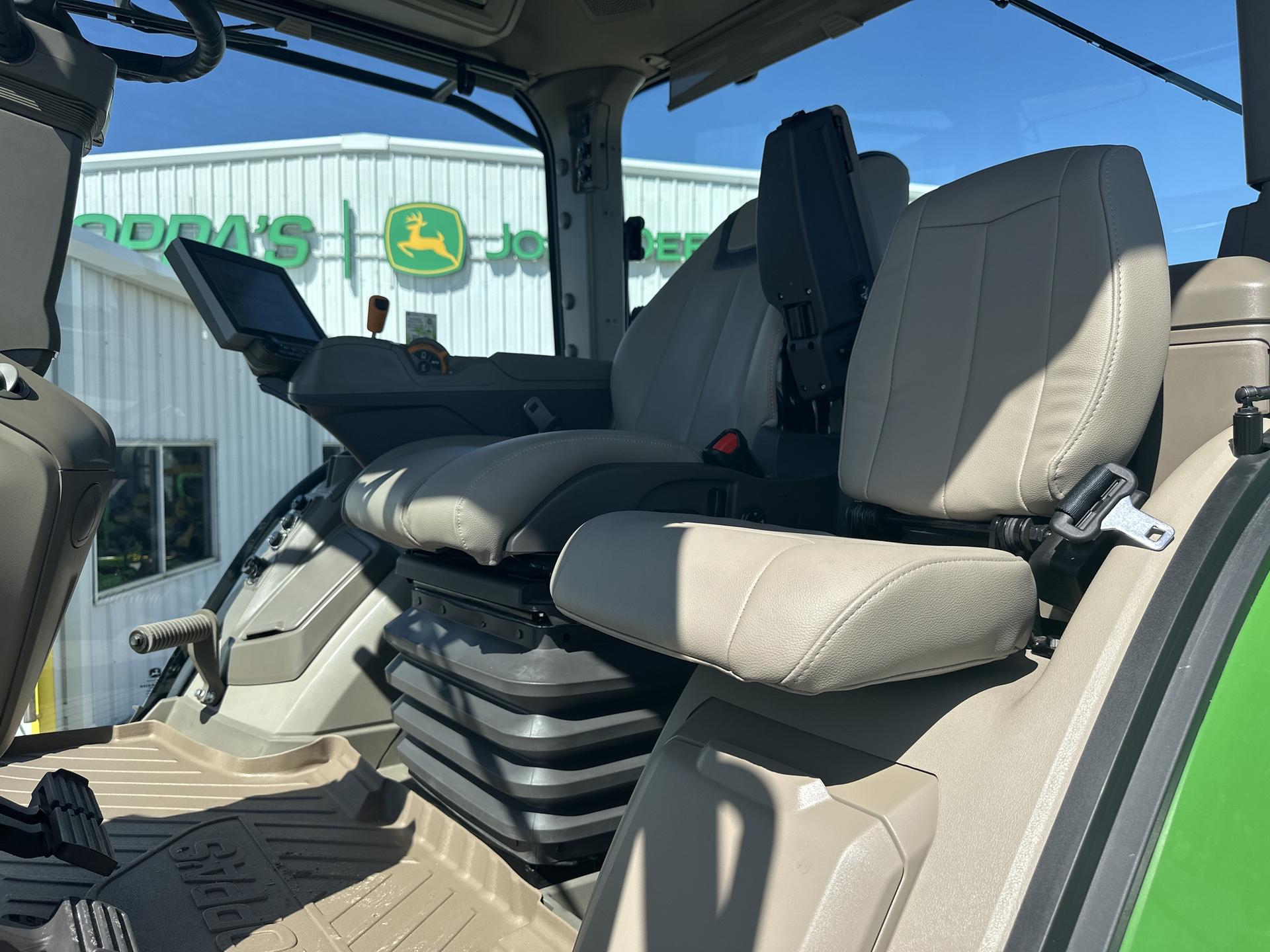 2023 John Deere 7R 230 Image