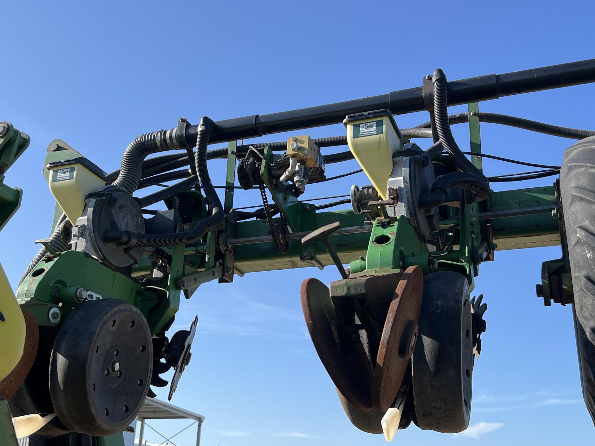 2010 John Deere DR12X Image