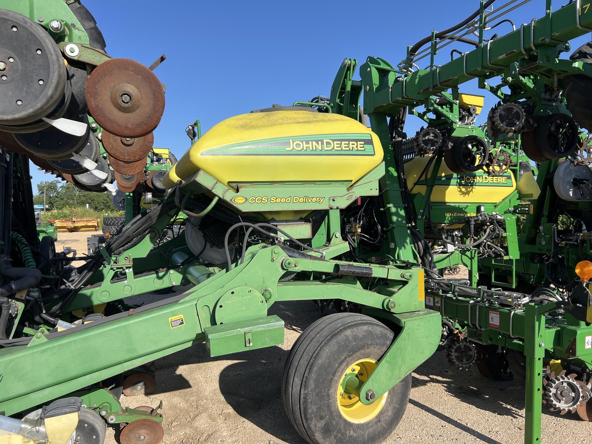 2010 John Deere DR12X Image