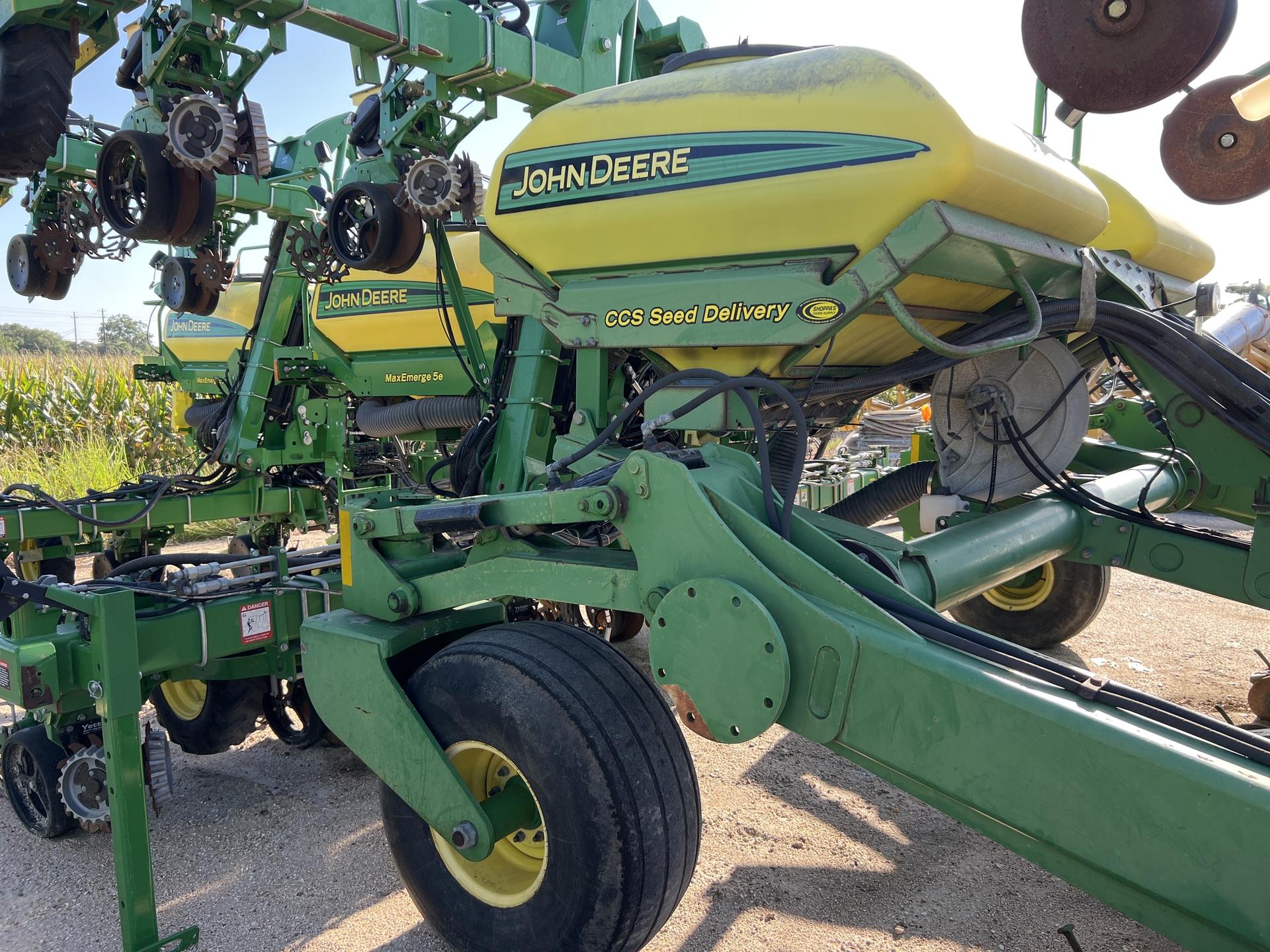 2010 John Deere DR12X Image