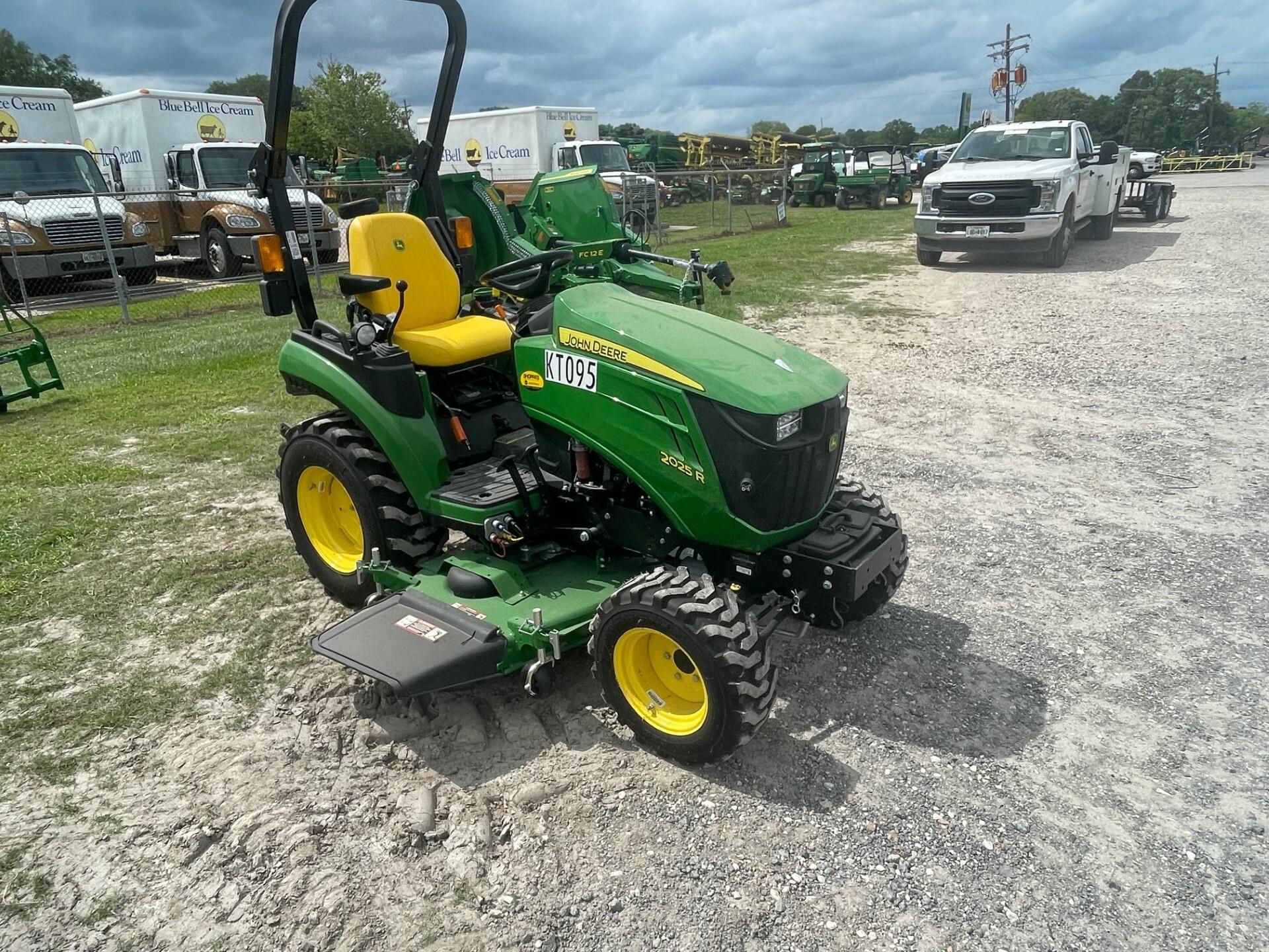 2022 John Deere 2025R Image