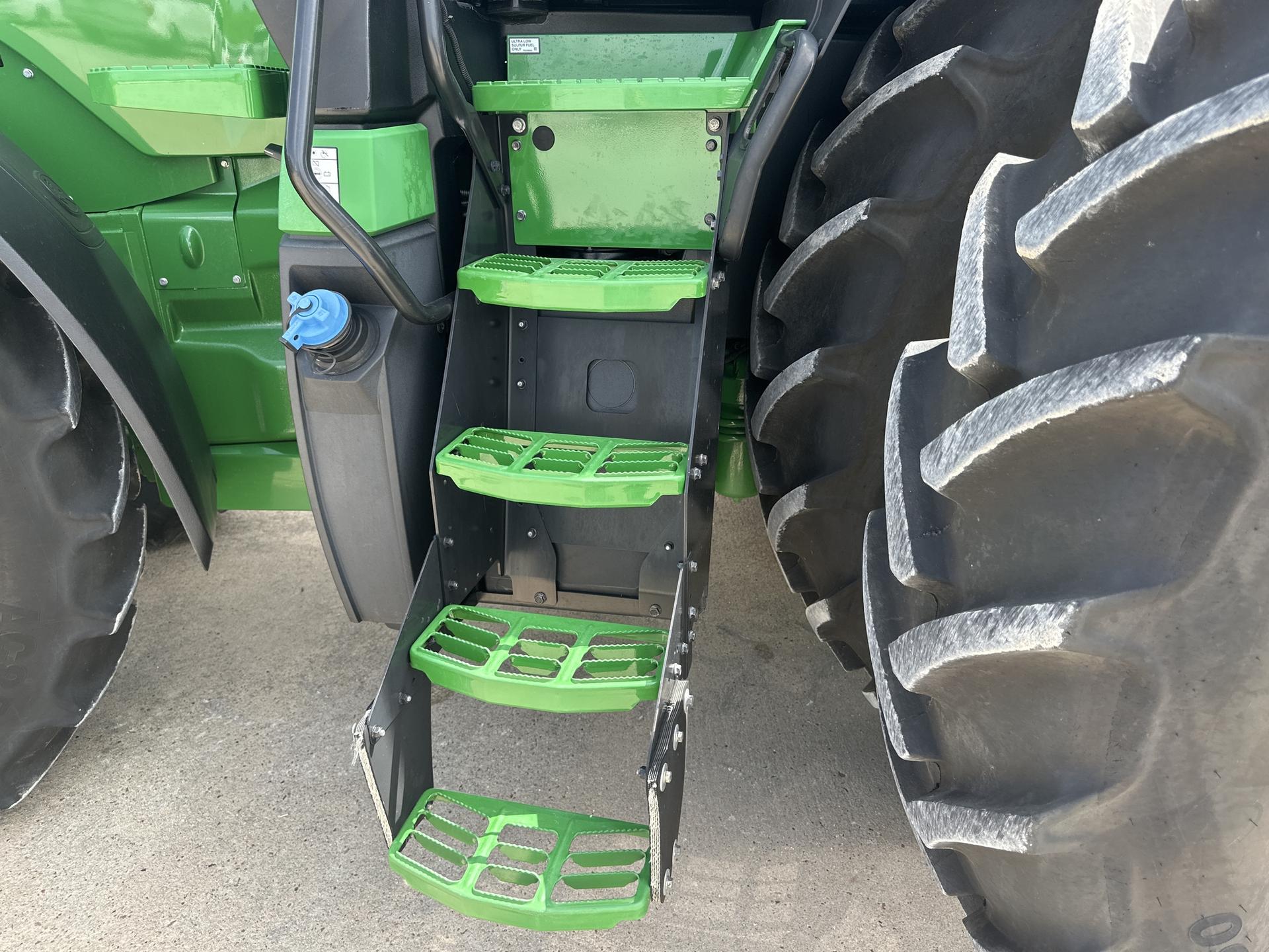 2022 John Deere 8R 250 Image
