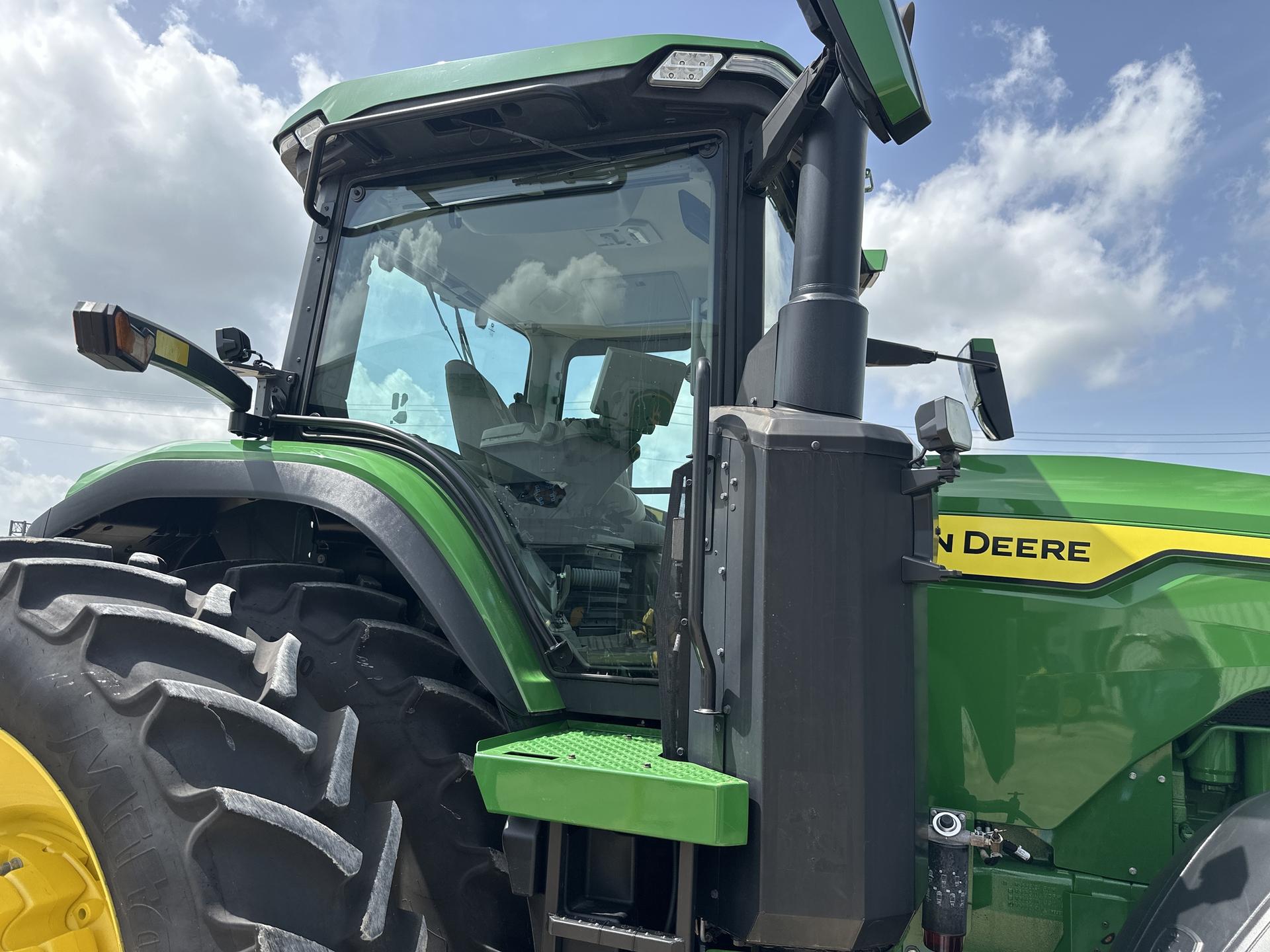 2022 John Deere 8R 250 Image