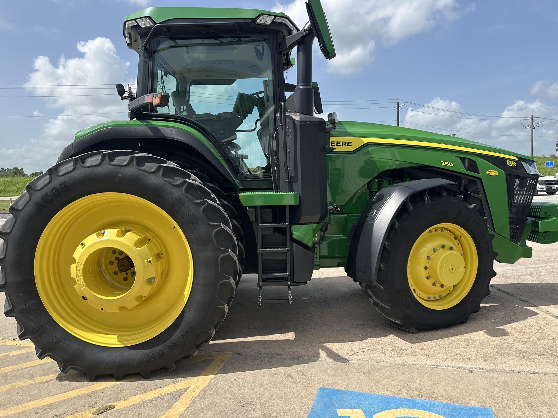 2022 John Deere 8R 250 Image