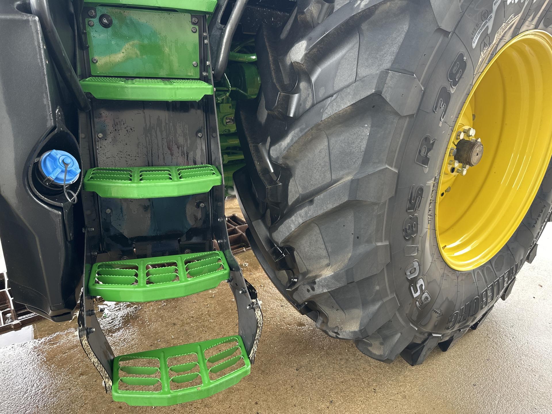 2023 John Deere 7R 230 Image