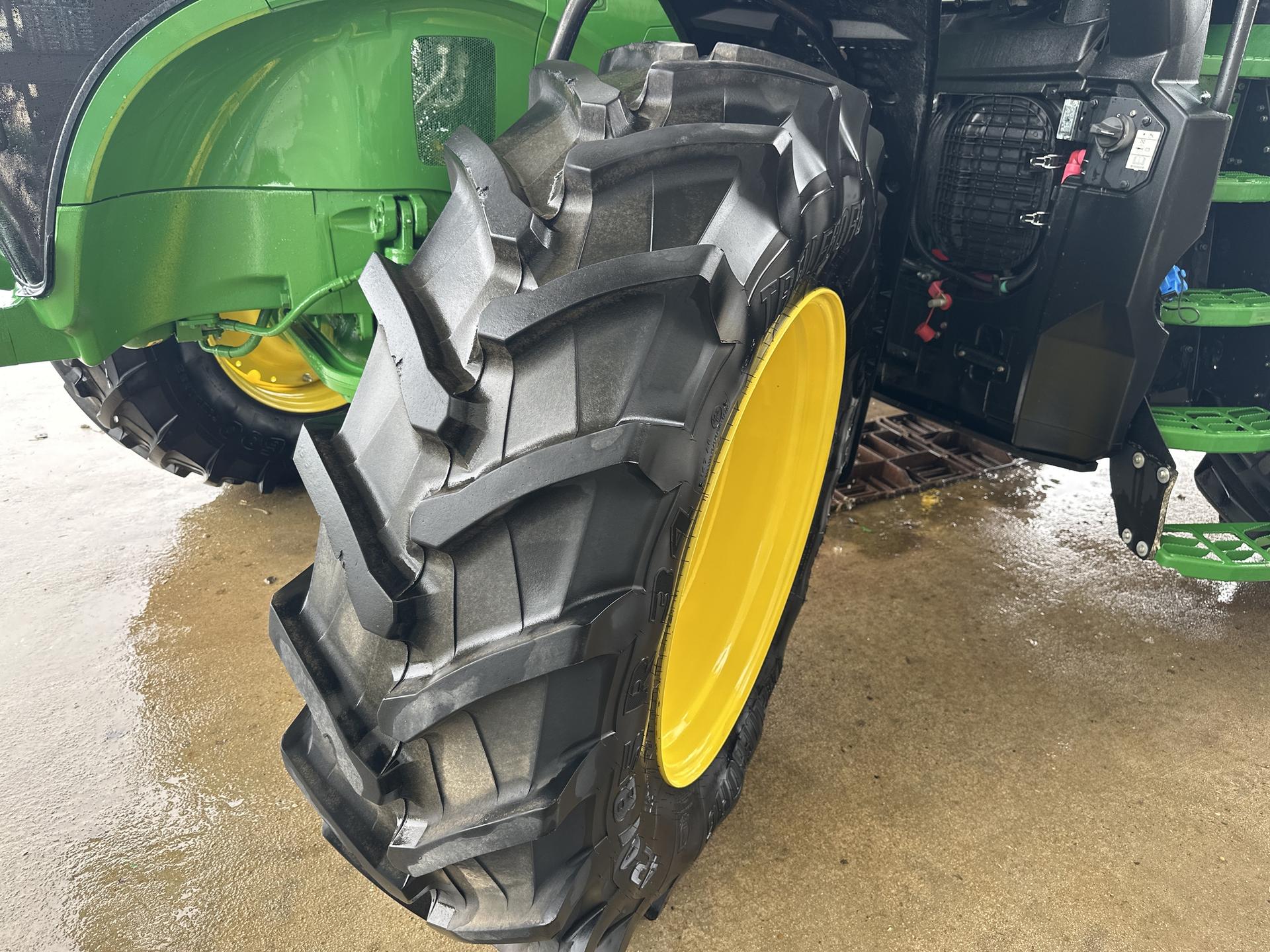 2023 John Deere 7R 230 Image