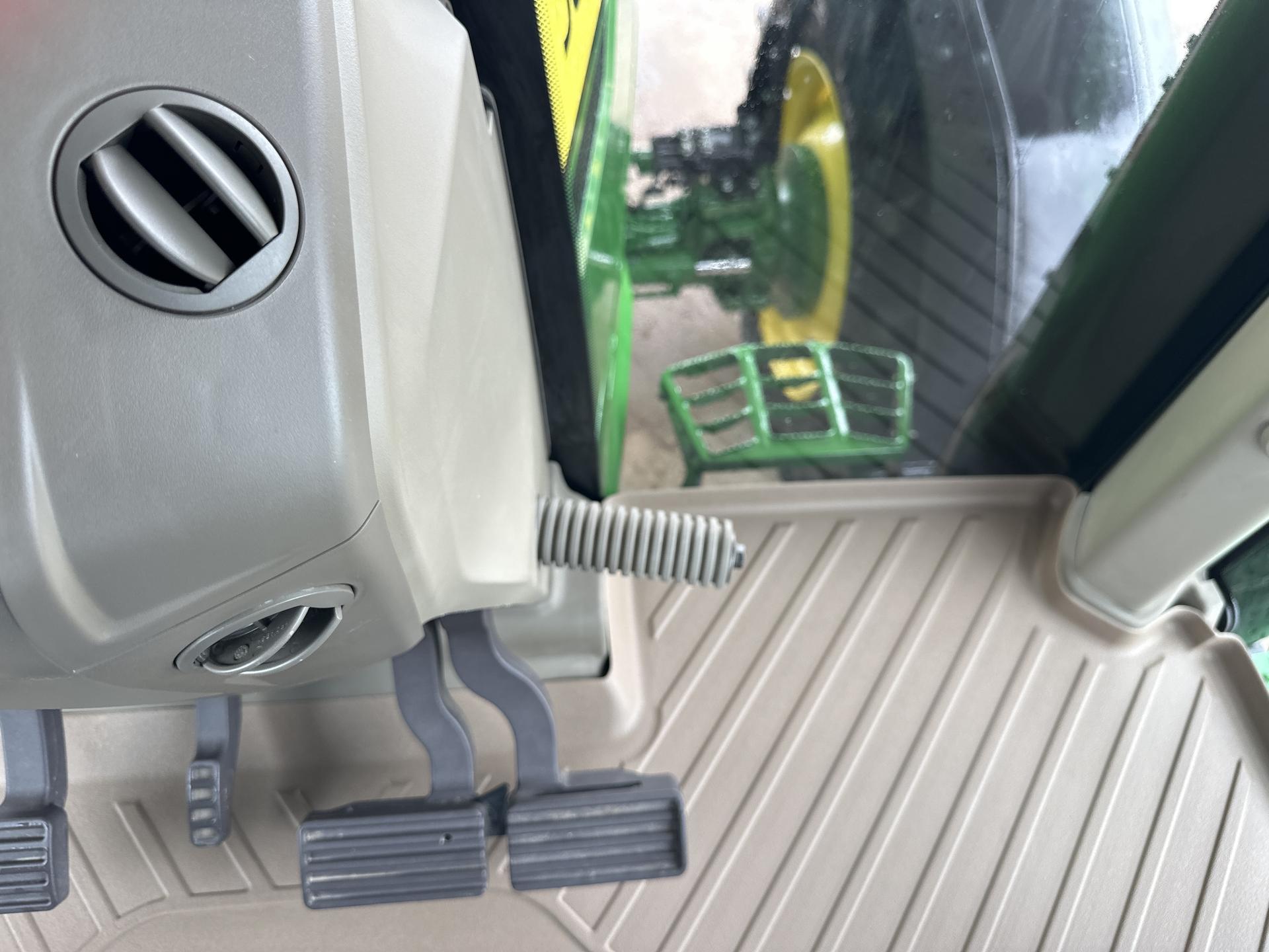 2023 John Deere 7R 230 Image