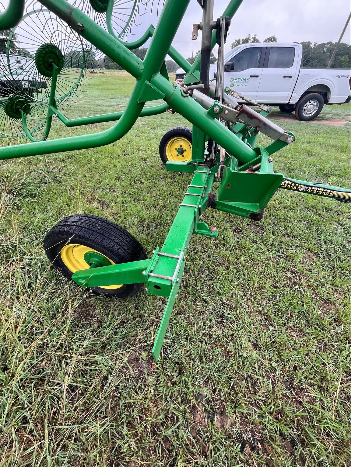 2005 John Deere 702 Image