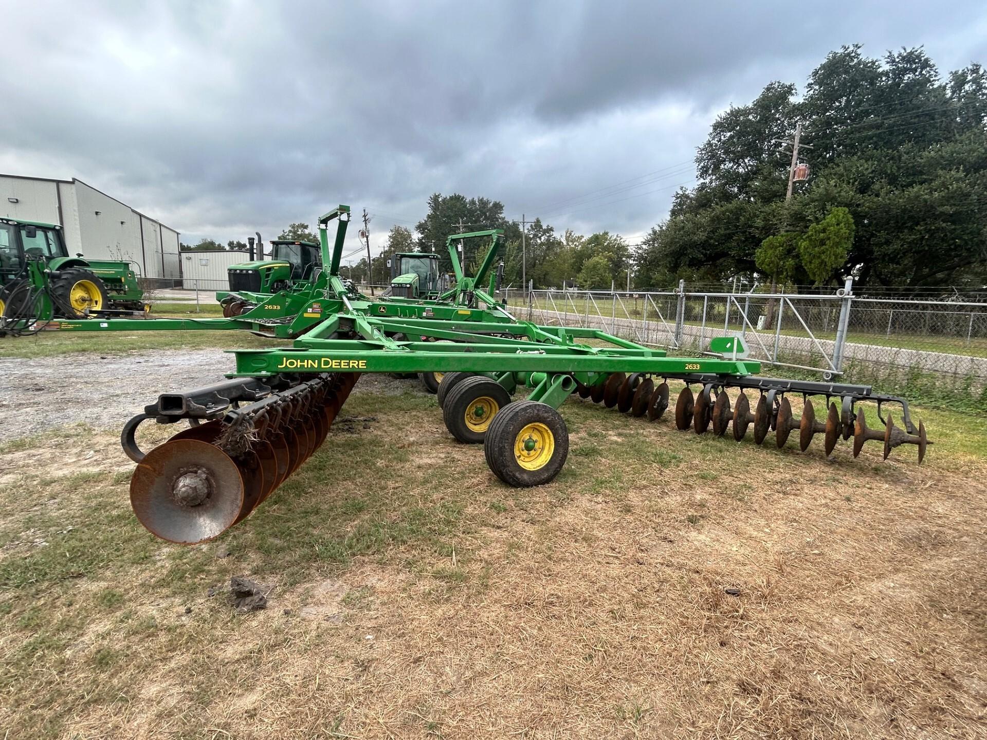 2023 John Deere 2633 LT Fold Disk – 40’8″ DPFS Image