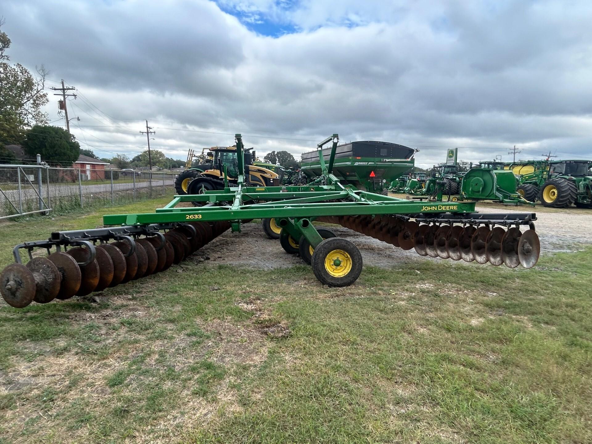 2023 John Deere 2633 LT Fold Disk – 40’8″ DPFS Image
