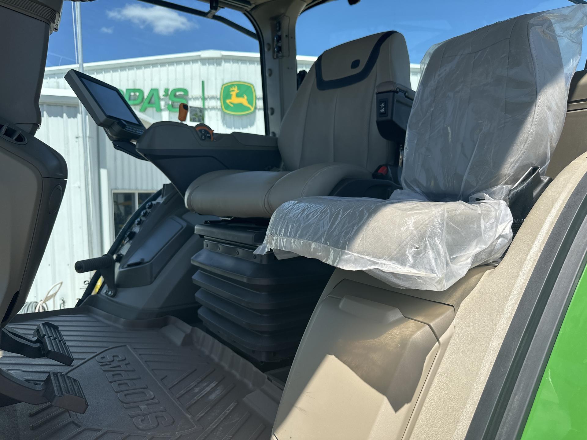 2023 John Deere 7R 230 Image