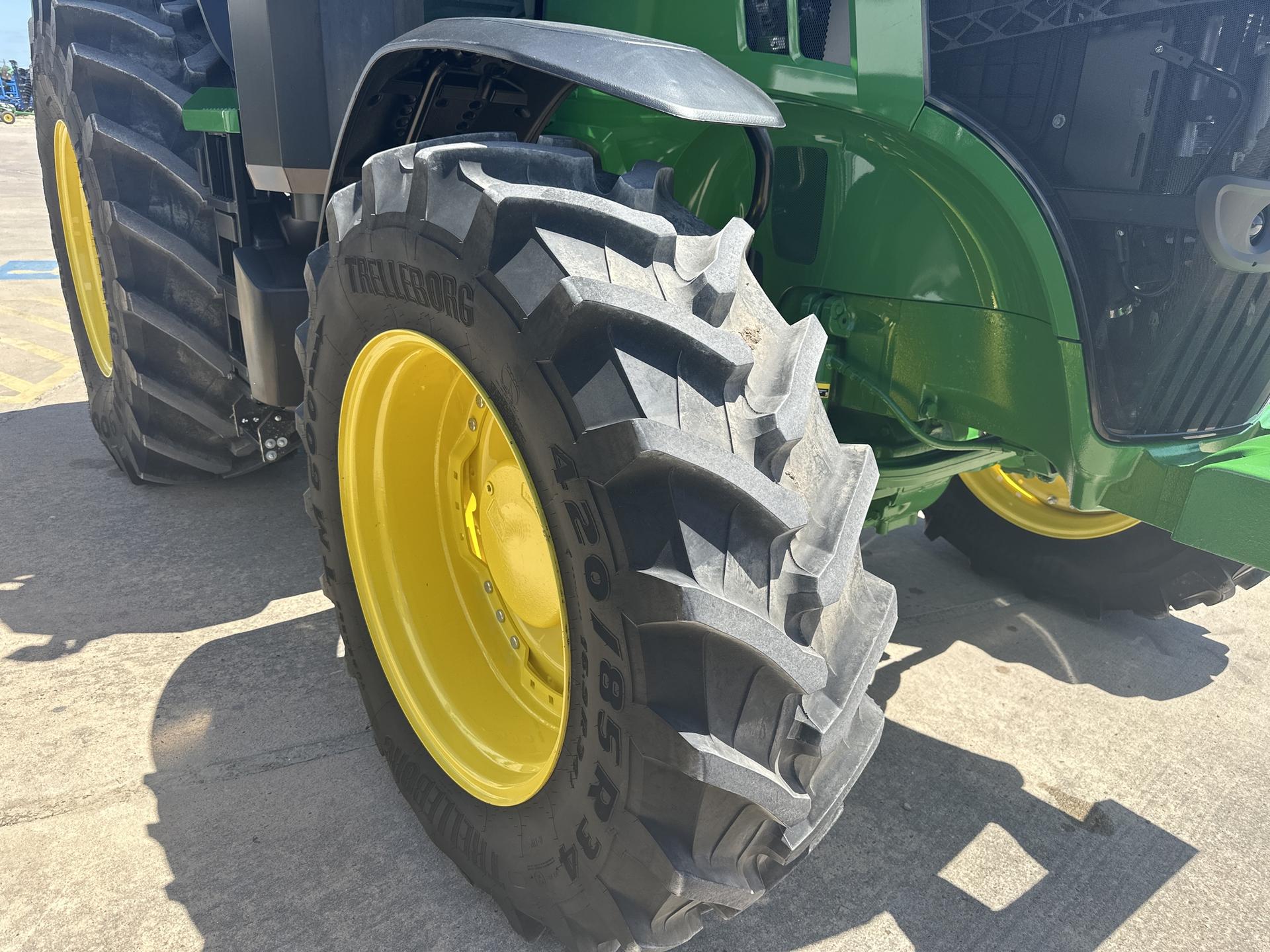 2023 John Deere 7R 230 Image